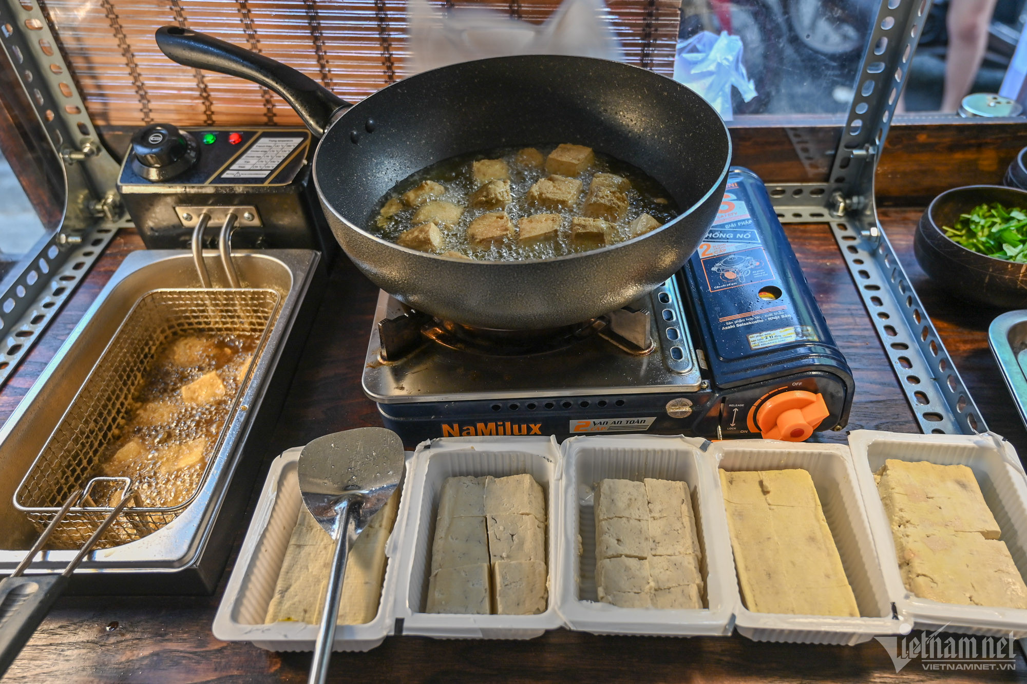 Xếp h&agrave;ng nhiều giờ để mua đậu hũ thối ở TP.HCM - Ảnh 8.