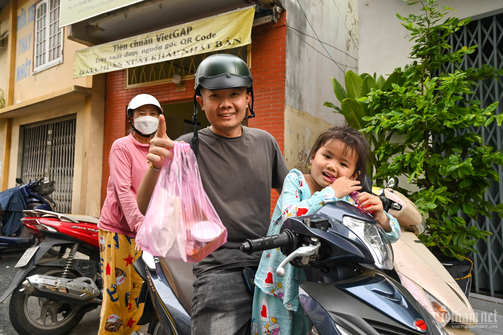 Xếp h&agrave;ng nhiều giờ để mua đậu hũ thối ở TP.HCM - Ảnh 12.