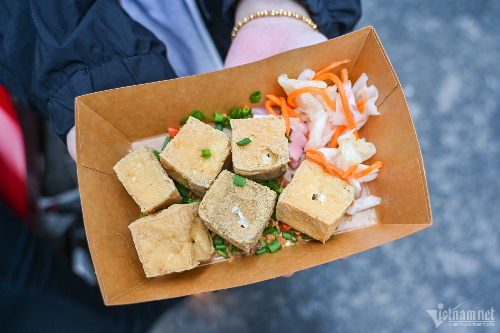 Xếp h&agrave;ng nhiều giờ để mua đậu hũ thối ở TP.HCM - Ảnh 10.