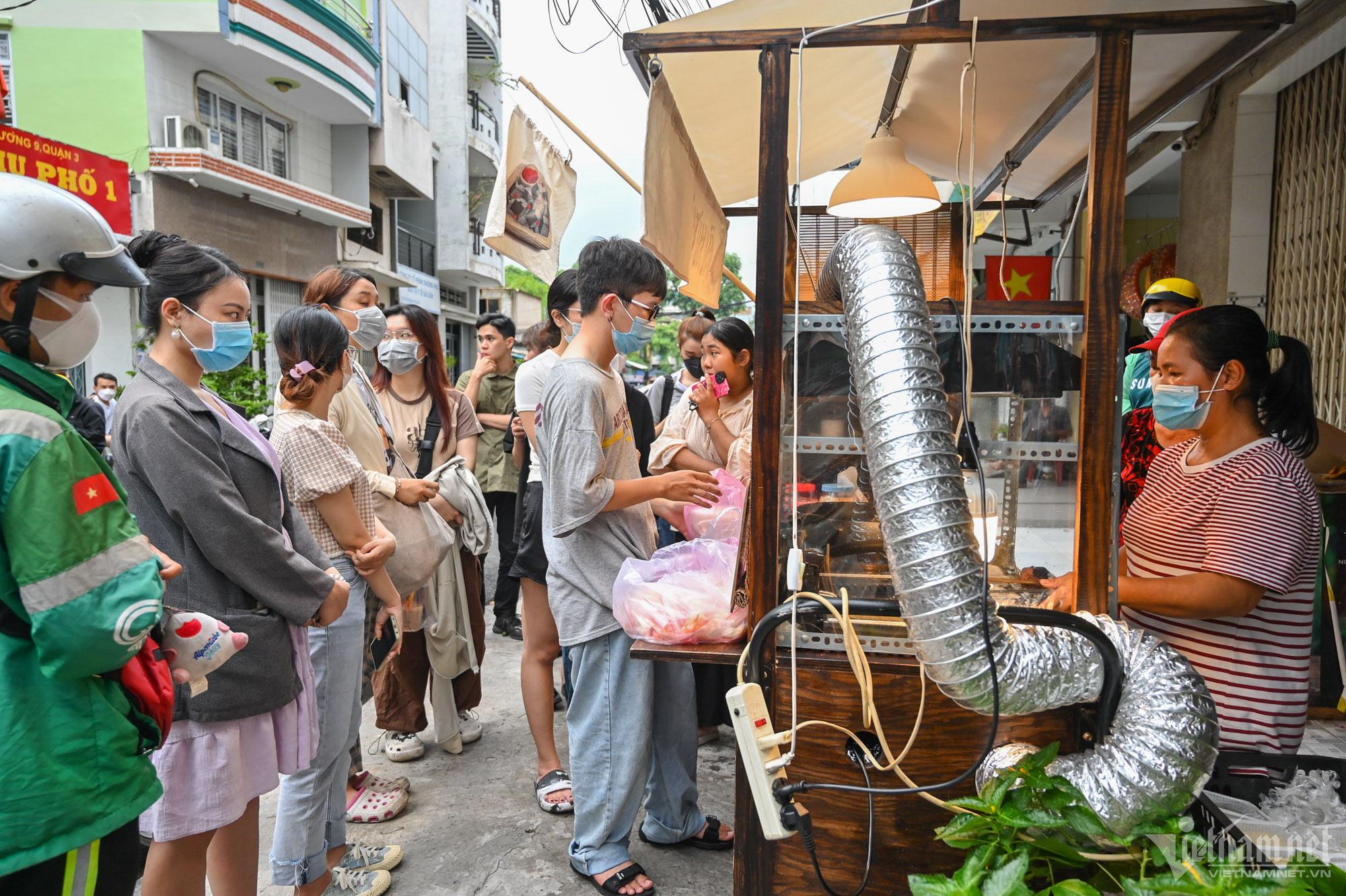 Xếp h&agrave;ng nhiều giờ để mua đậu hũ thối ở TP.HCM - Ảnh 6.