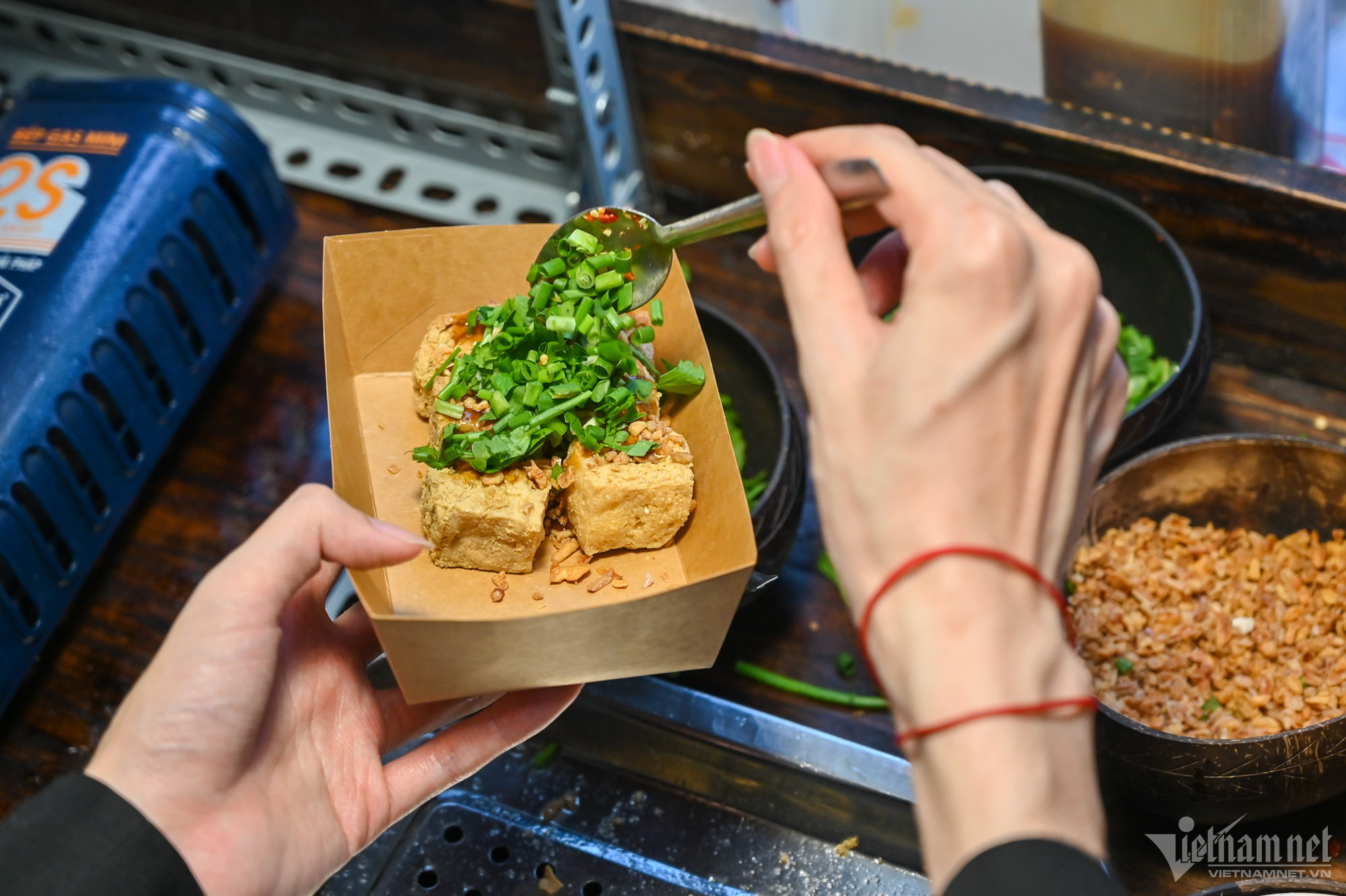 Xếp h&agrave;ng nhiều giờ để mua đậu hũ thối ở TP.HCM - Ảnh 9.