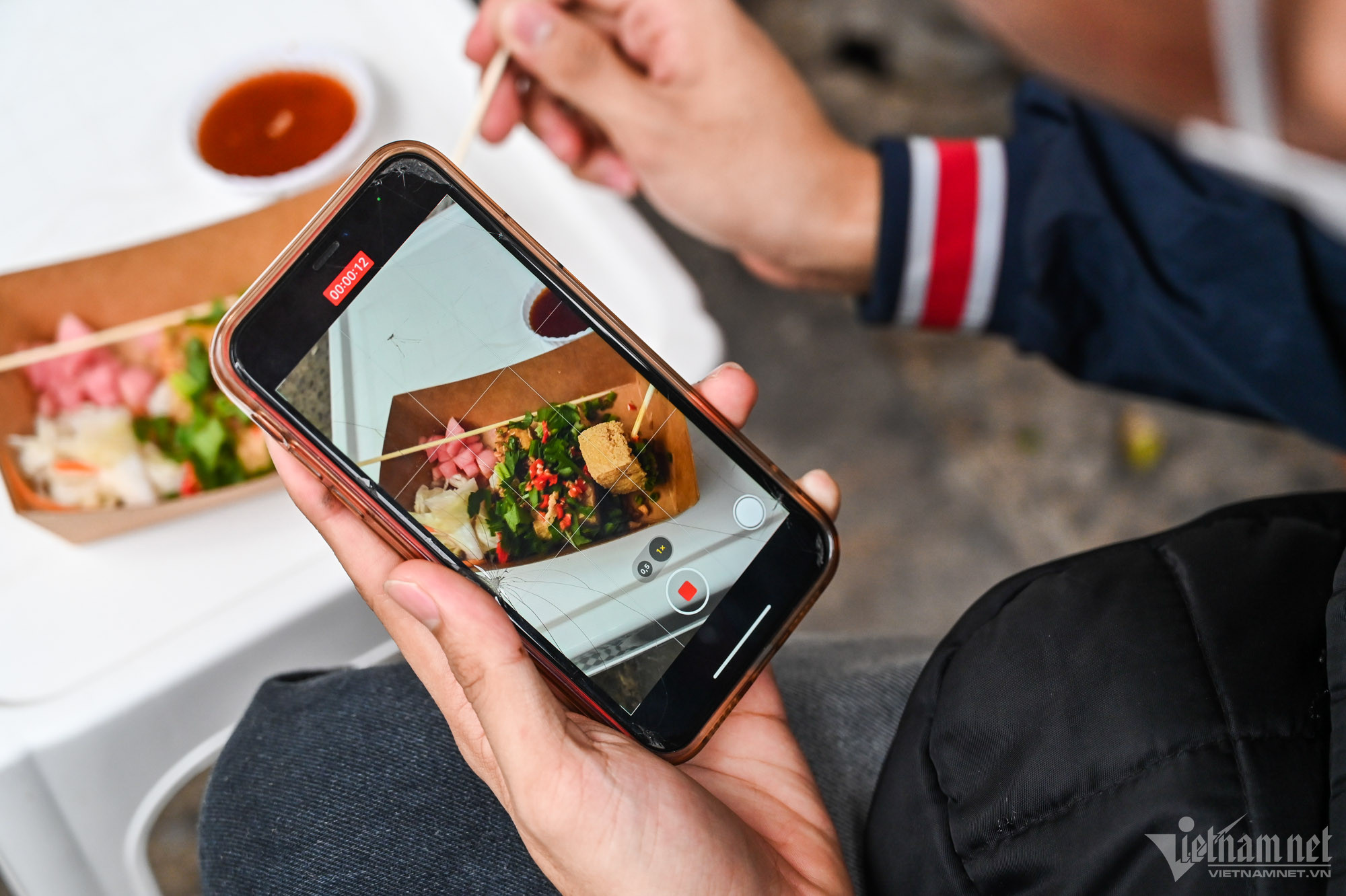 Xếp h&agrave;ng nhiều giờ để mua đậu hũ thối ở TP.HCM - Ảnh 11.