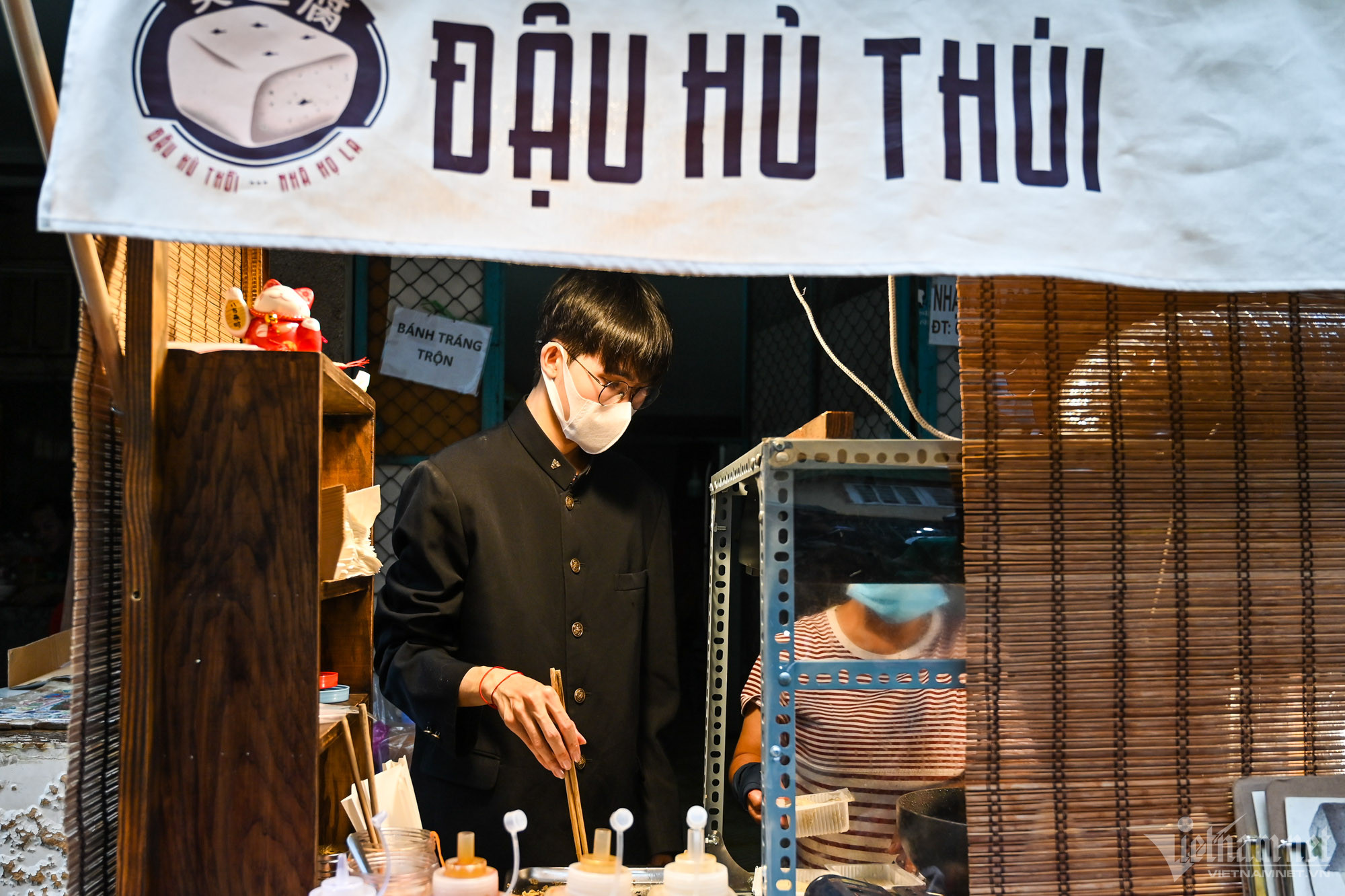 Xếp h&agrave;ng nhiều giờ để mua đậu hũ thối ở TP.HCM - Ảnh 7.