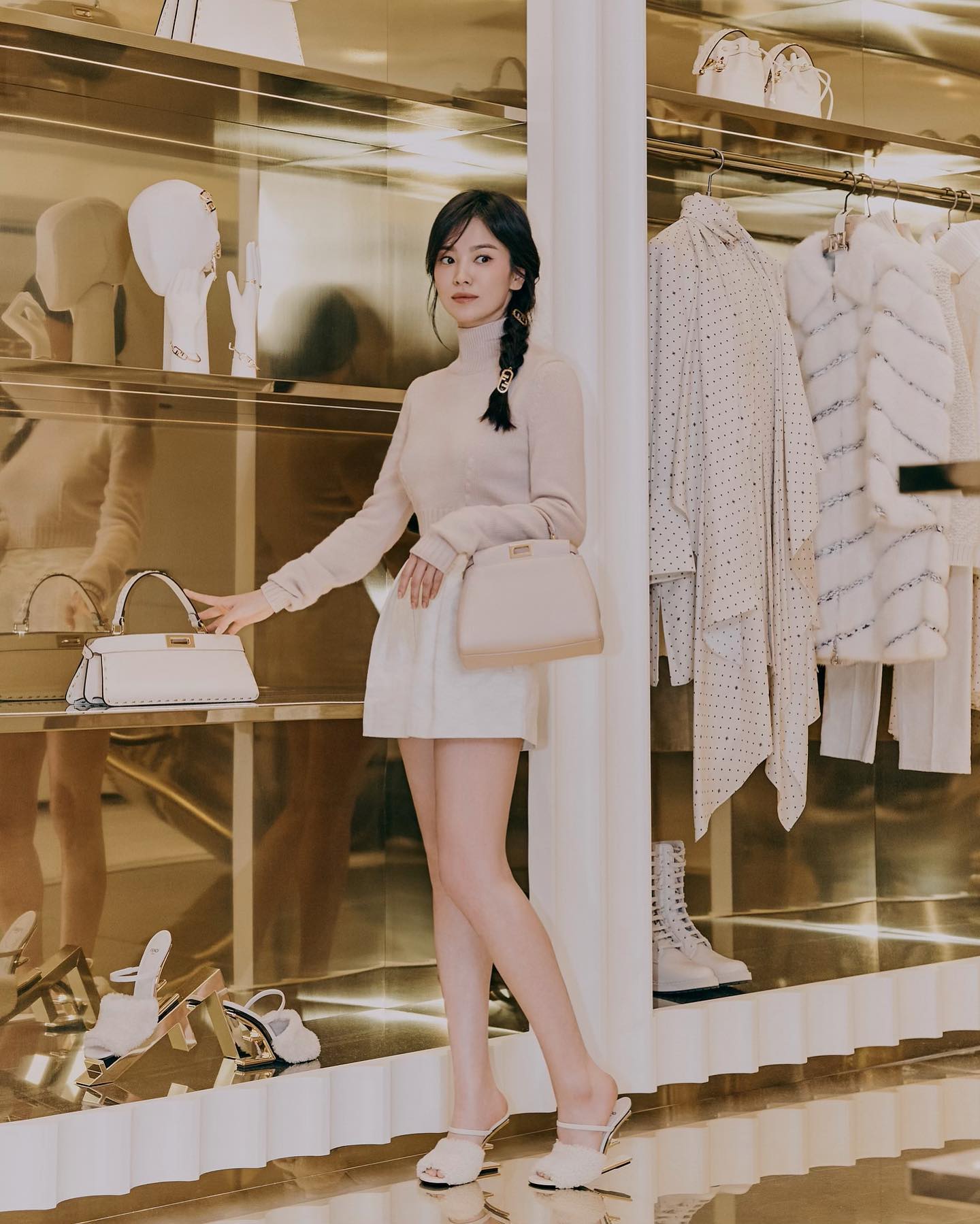 Học Song Hye Kyo cách mặc quần short sang trọng - Ảnh 2.