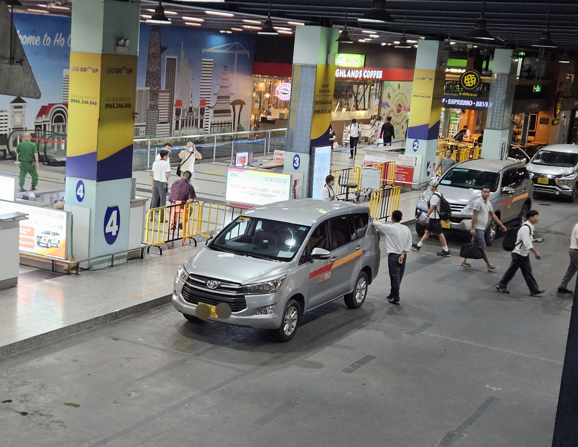 Vụ hãng taxi bị tạm ngừng hoạt động ở sân bay Tân Sơn Nhất: Kiểm định lại đồng hồ taxi - Ảnh 2. Vụ hãng taxi bị tạm ngừng hoạt động ở sân bay Tân Sơn Nhất: Kiểm định lại đồng hồ taxi - Ảnh 2.