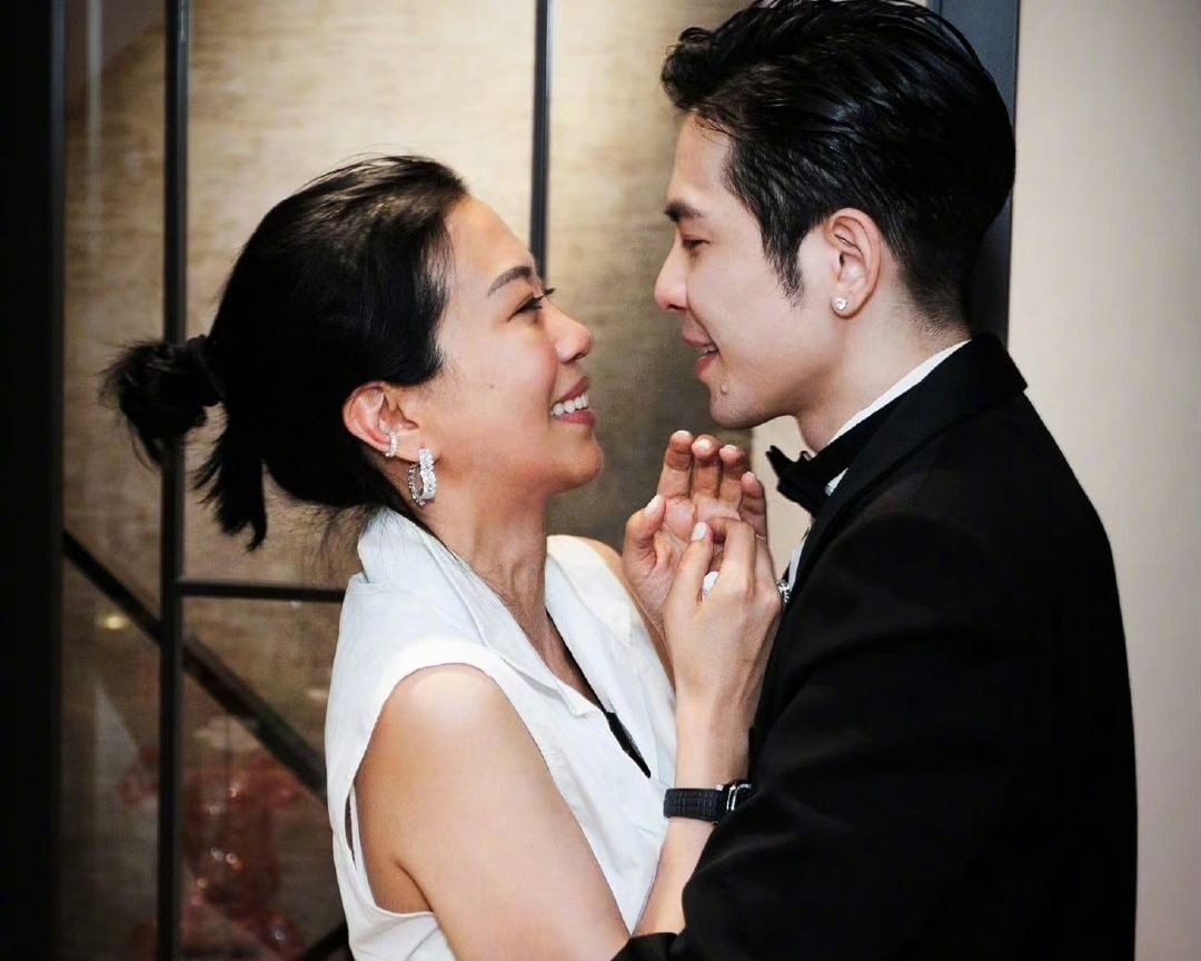 Cuộc tình kỳ lạ của nam ca sĩ với nữ quản lý hơn 14 tuổi - Ảnh 1. Cuộc tình kỳ lạ của nam ca sĩ với nữ quản lý hơn 14 tuổi - Ảnh 1.