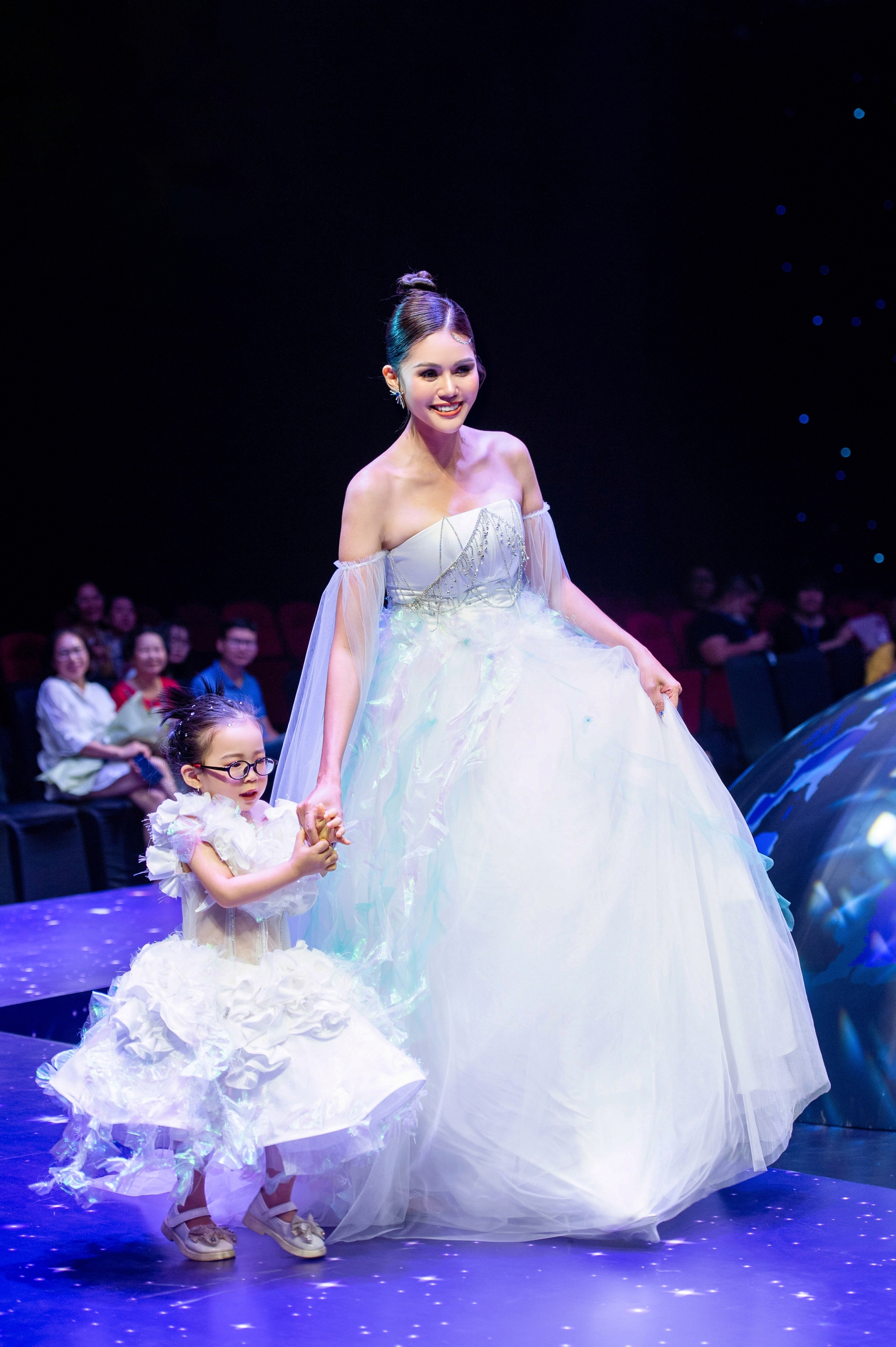 Hoa hậu Kim Nguyên và các học trò nhí tự tin sải bước sàn catwalk  - Ảnh 3.