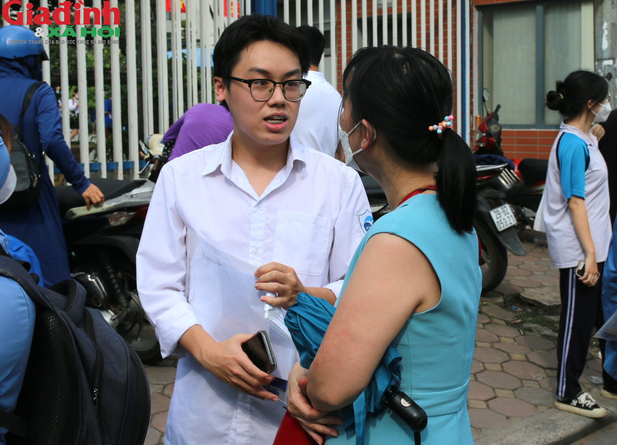 Hà Nội: Sĩ tử kết thúc kỳ thi tốt nghiệp THPT 2023 với 'nụ cười trên môi' - Ảnh 7.