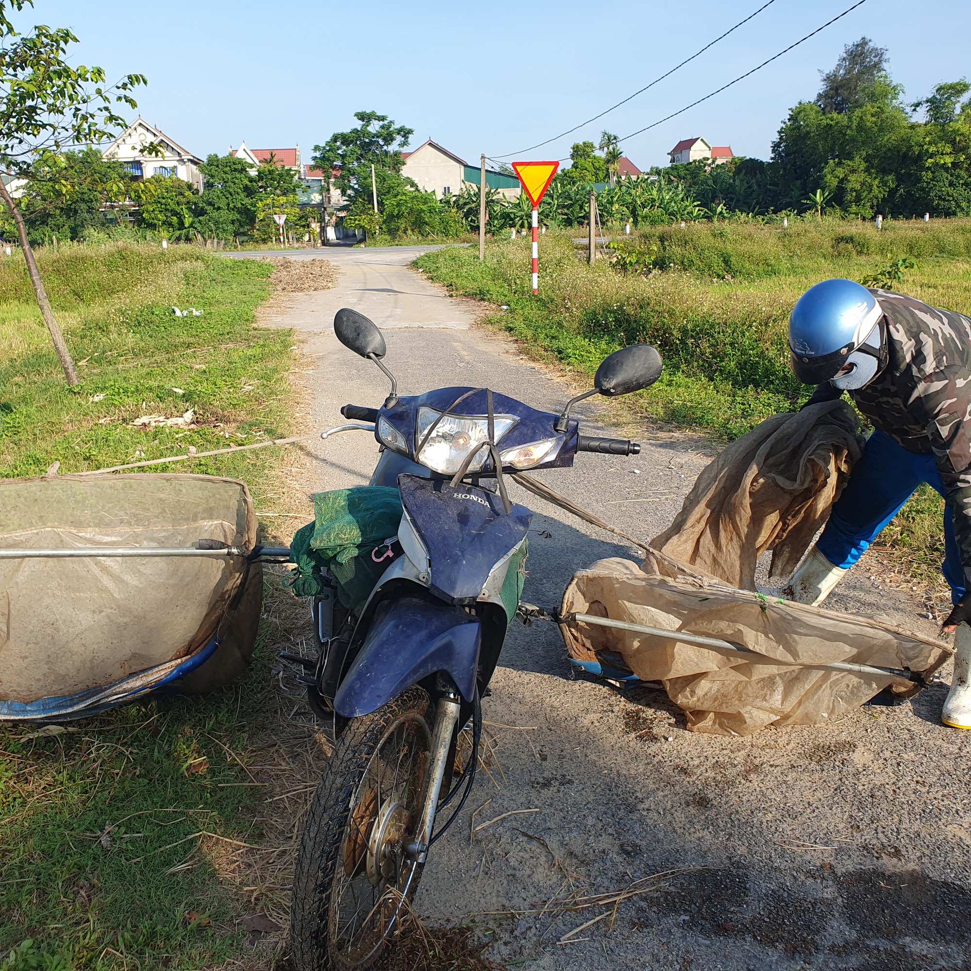 Vượt gần 100km săn 'tôm bay' giữa nắng nóng - Ảnh 2.