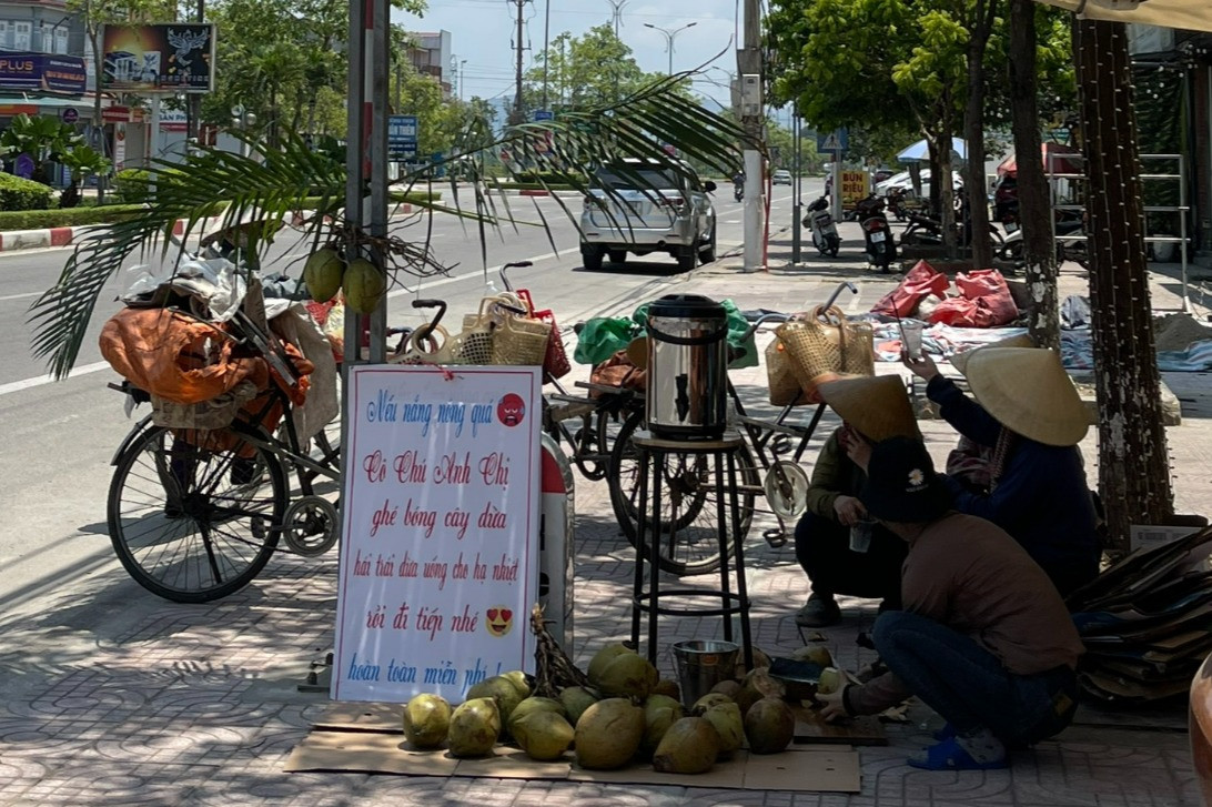 Nước dừa miễn phí ngày nắng nóng: Chủ quán không sợ bị nói 'làm màu' - Ảnh 1.