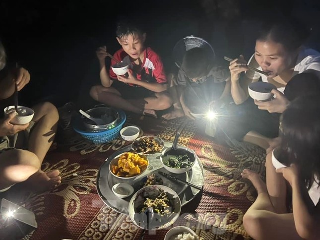'Chảo lửa' Nghệ An lại mất điện, người dân đổ ra đường ăn cơm, hóng mát - Ảnh 5.