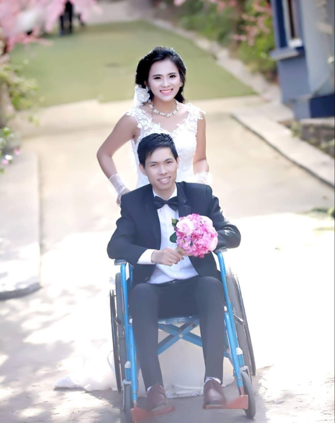 Từ tình yêu online tới cuộc hôn nhân 10 năm của chàng trai ngồi xe lăn - Ảnh 4.