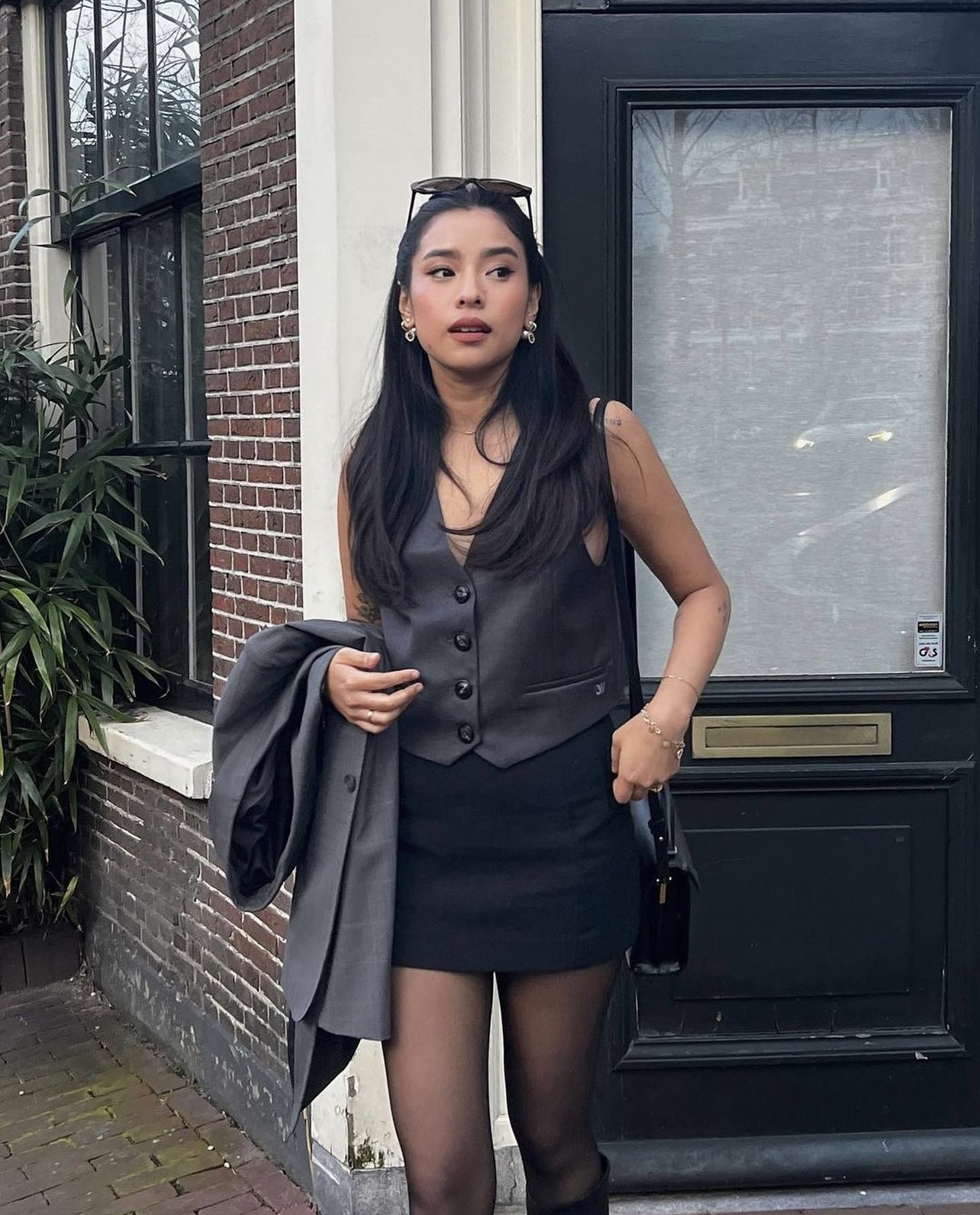 Bộ áo gile và chân váy xếp ly giản dị và nữ tính, phù hợp mặc dạo phố hay  du lịch, có tách set Vải giả ... | Instagram