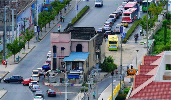 Chủ đầu tư &quot;bó tay&quot; trước ngôi nhà có móng vững nhất đứng giữa đường suốt 14 năm không lay chuyển và cái kết bất ngờ chỉ từ chi tiết nhỏ - Ảnh 2.