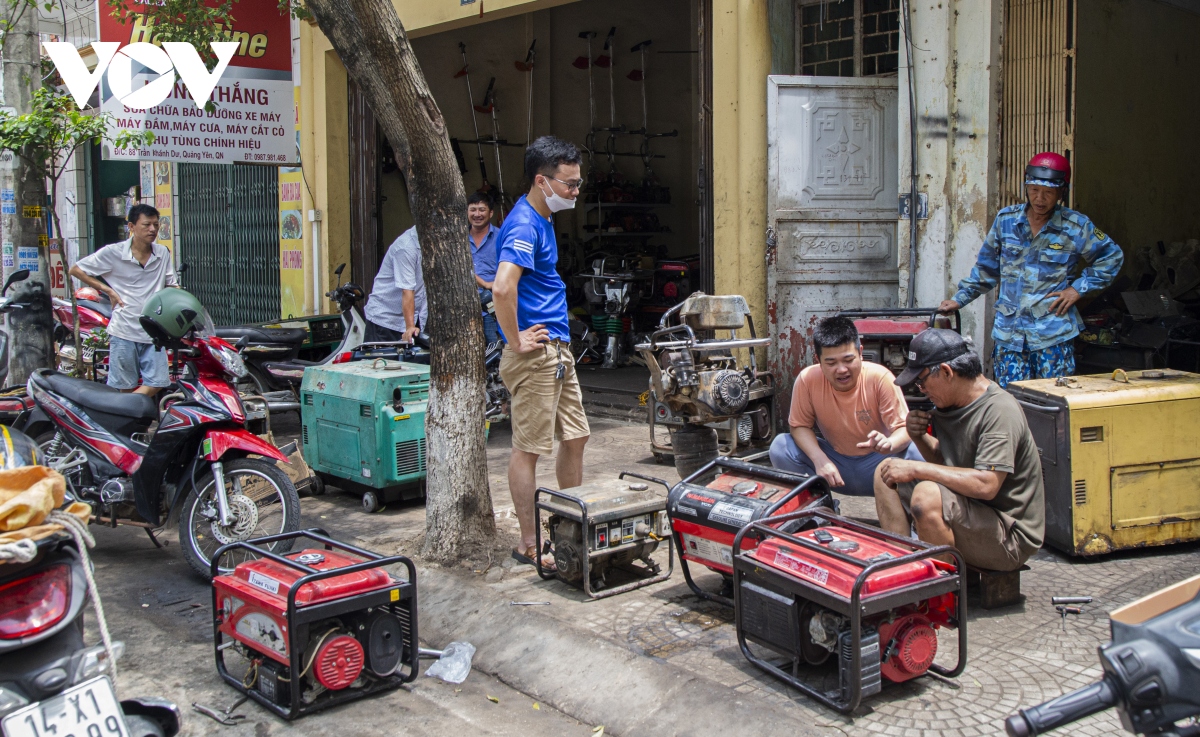 Người dân Quảng Ninh đổ xô mua máy phát điện, ra bãi biển tránh nóng - Ảnh 6.
