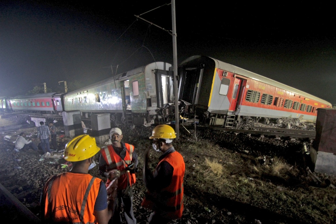 Toàn cảnh thảm họa đường sắt Ấn Độ: Cú bẻ lái trong giây lát tạo ra bi kịch tồi tệ nhất trong 20 năm - Ảnh 4.