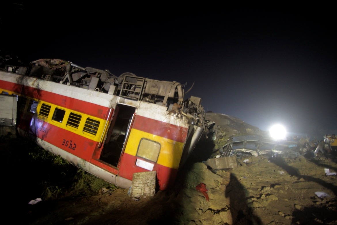 Toàn cảnh thảm họa đường sắt Ấn Độ: Cú bẻ lái trong giây lát tạo ra bi kịch tồi tệ nhất trong 20 năm - Ảnh 9.
