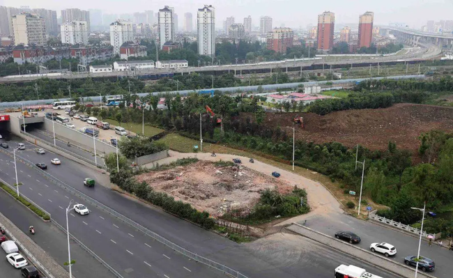 Ngôi nhà 3 tầng kì dị chắn ngang đường cả 10 năm không di dời vì gia chủ &quot;cứng đầu&quot; chê tiền đền bù rẻ mạt: Bí ẩn lý do rời đi sau 1 đêm - Ảnh 4.