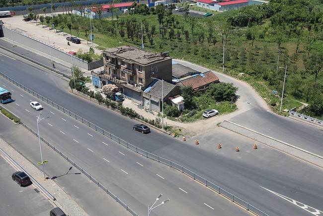 Ngôi nhà 3 tầng kì dị chắn ngang đường cả 10 năm không di dời vì gia chủ &quot;cứng đầu&quot; chê tiền đền bù rẻ mạt: Bí ẩn lý do rời đi sau 1 đêm - Ảnh 3.