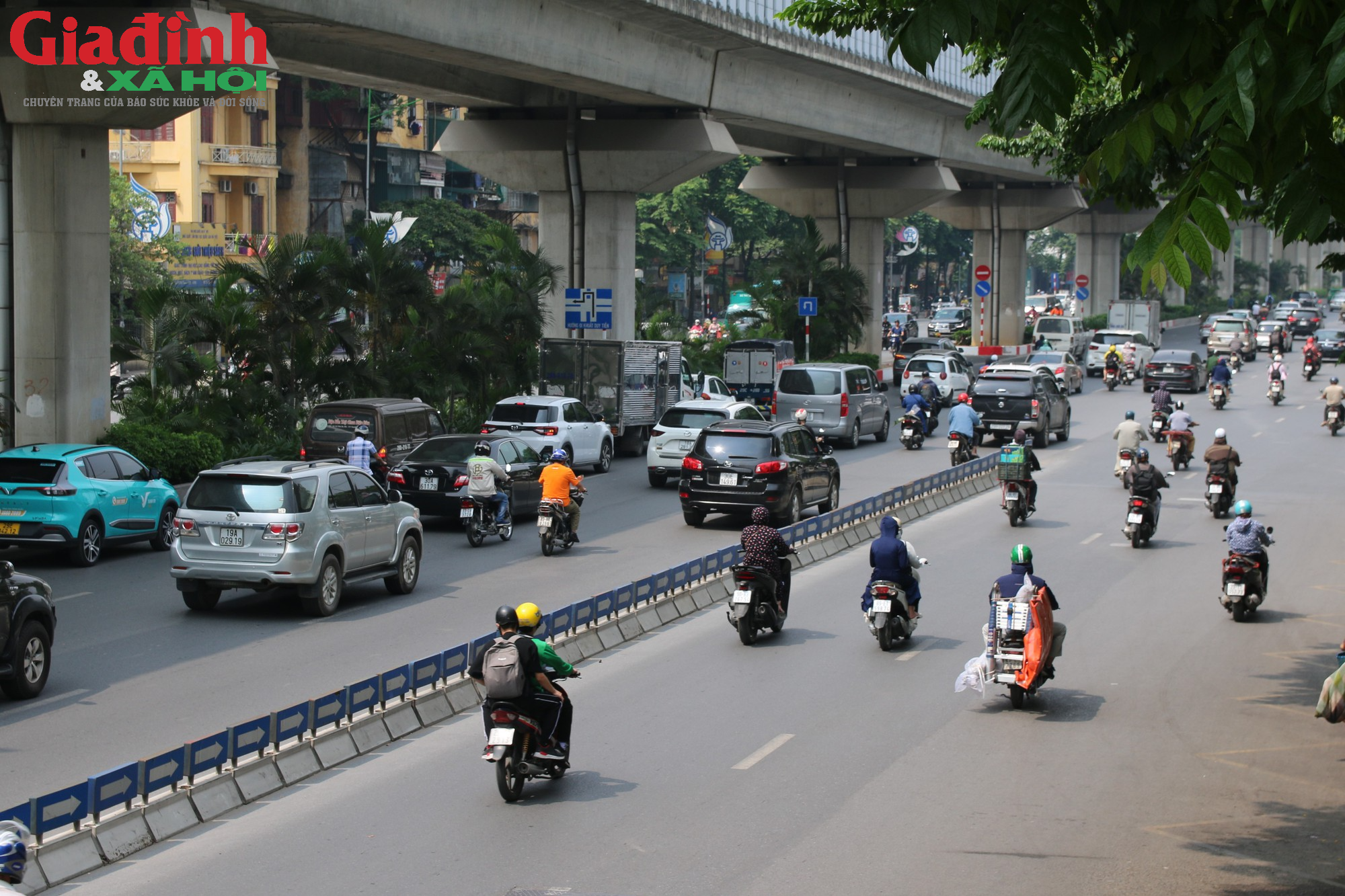Sau gần một năm thí điểm, cột phân làn gãy đổ, người dân vẫn mạnh ai nấy đi trên đường Nguyễn Trãi - Ảnh 2.