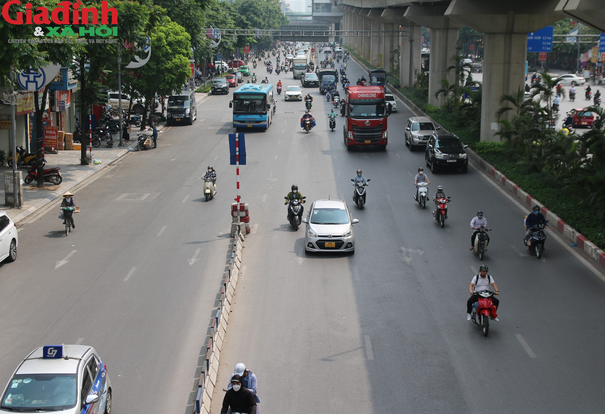 Sau gần một năm thí điểm, cột phân làn gãy đổ, người dân vẫn mạnh ai nấy đi trên đường Nguyễn Trãi - Ảnh 5.