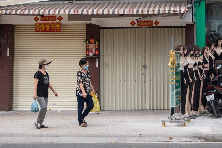 Các con đường thời trang ở Hà Nội ế ẩm, hàng loạt chủ tiệm trả mặt bằng - Ảnh 15.