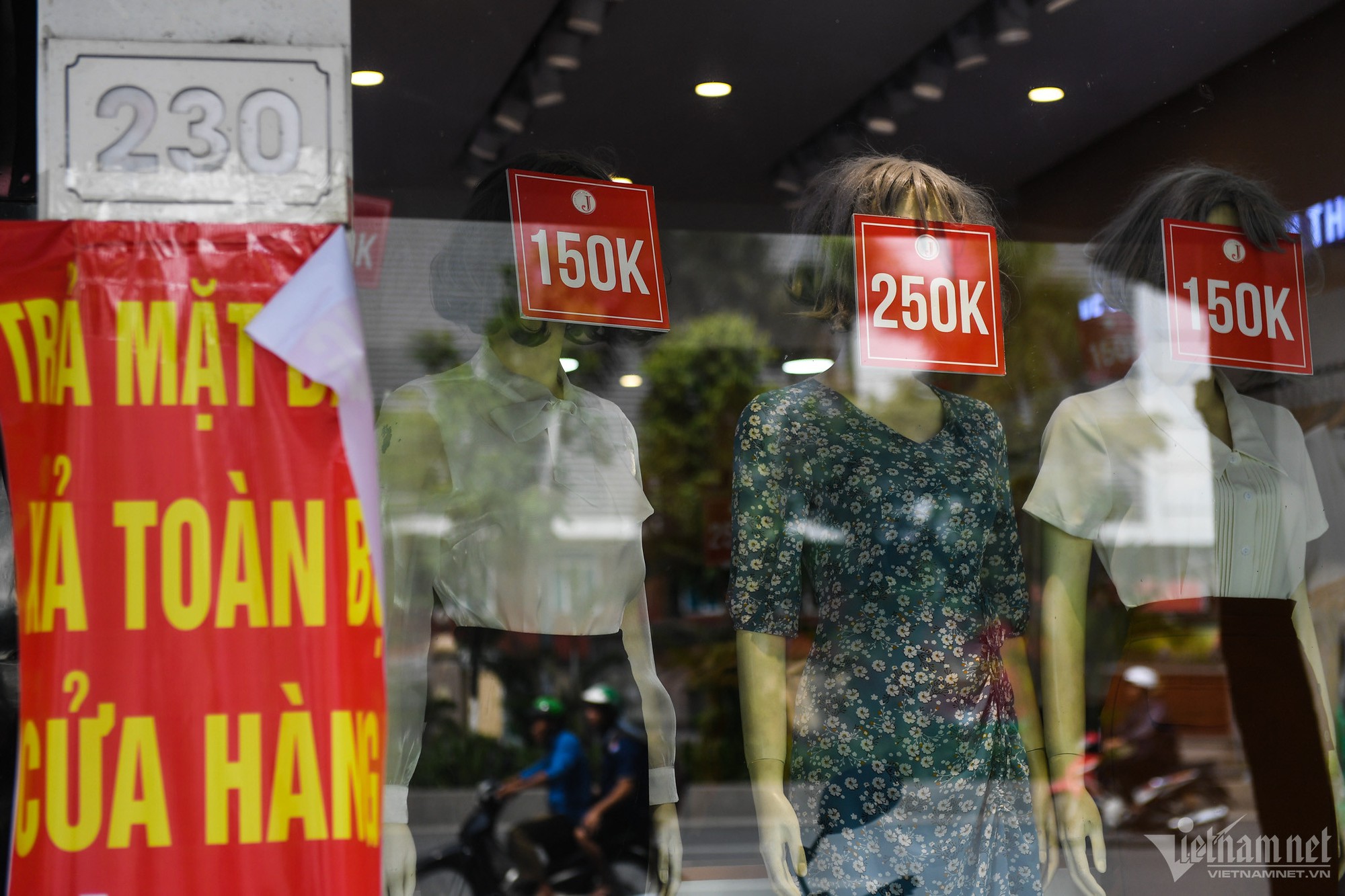Các con đường thời trang ở Hà Nội ế ẩm, hàng loạt chủ tiệm trả mặt bằng - Ảnh 4.