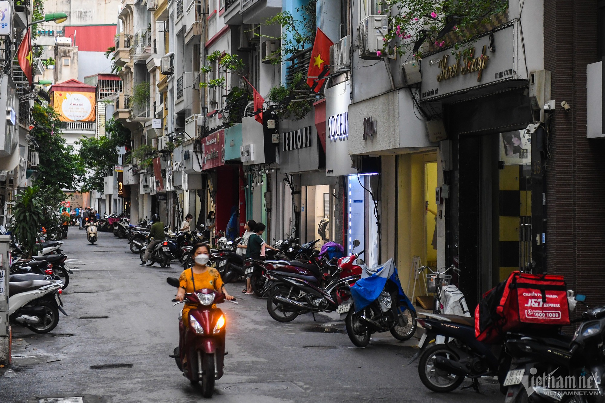 Các con đường thời trang ở Hà Nội ế ẩm, hàng loạt chủ tiệm trả mặt bằng - Ảnh 9.