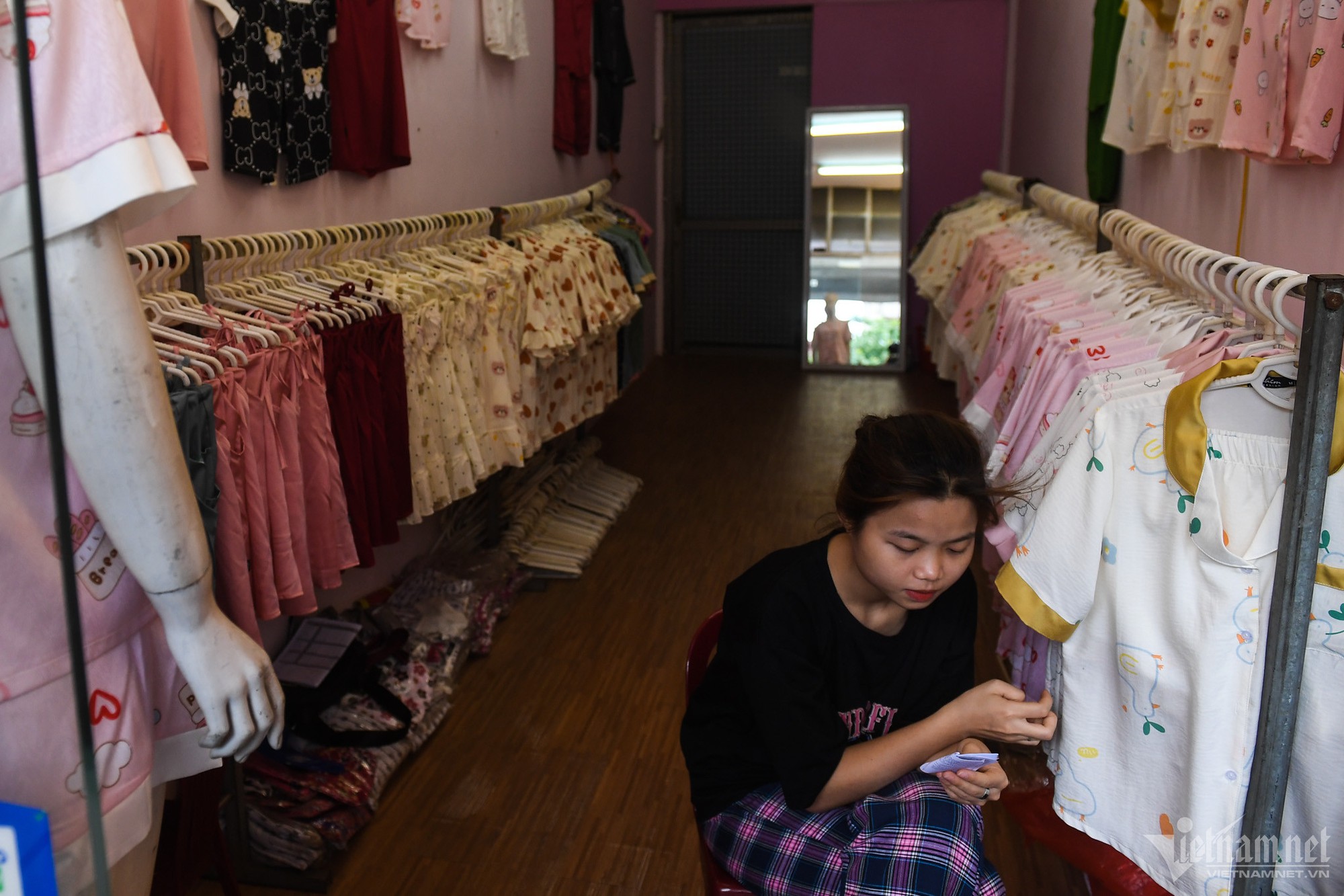 Các con đường thời trang ở Hà Nội ế ẩm, hàng loạt chủ tiệm trả mặt bằng - Ảnh 3.