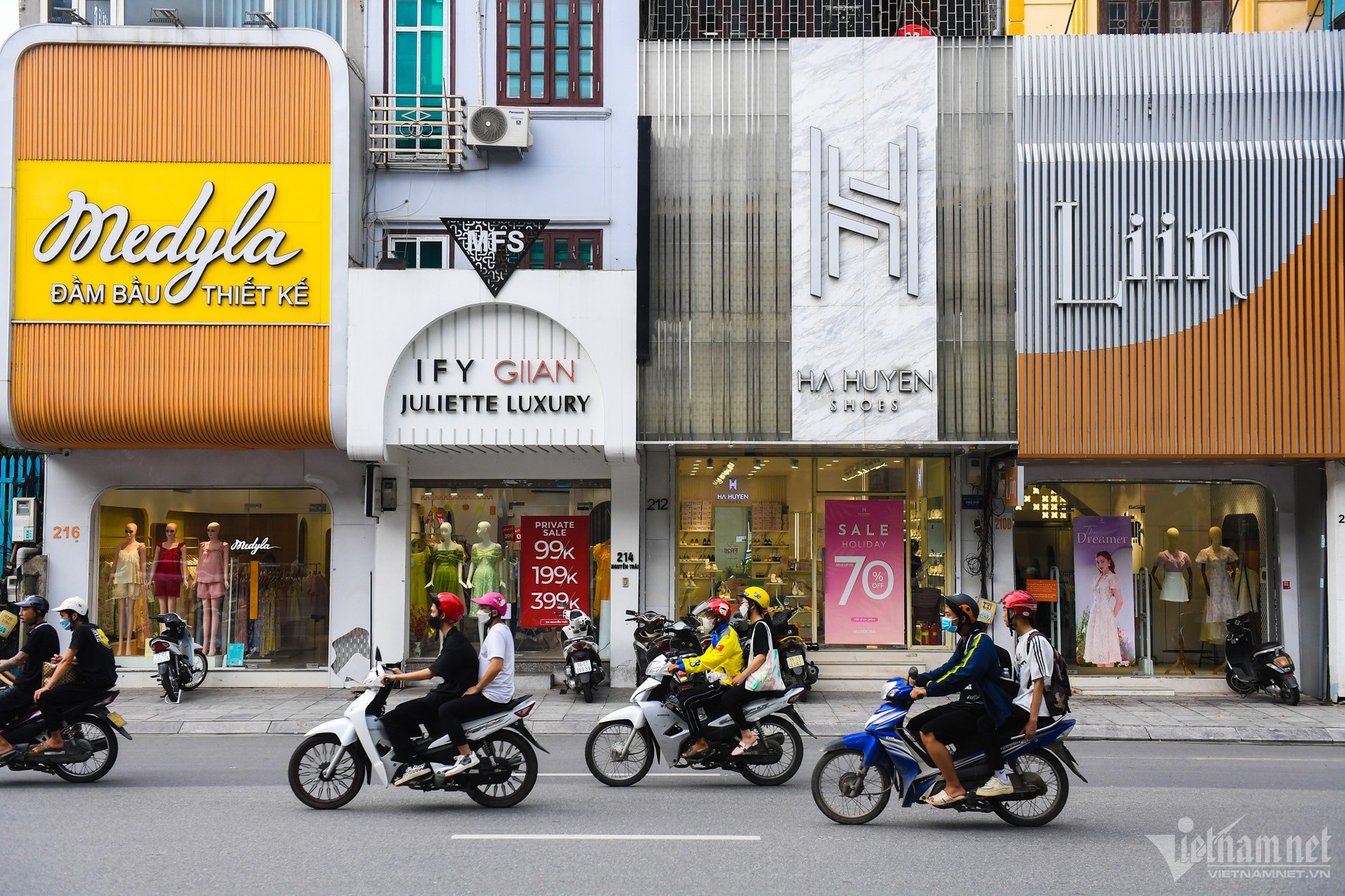 Các con đường thời trang ở Hà Nội ế ẩm, hàng loạt chủ tiệm trả mặt bằng - Ảnh 1.