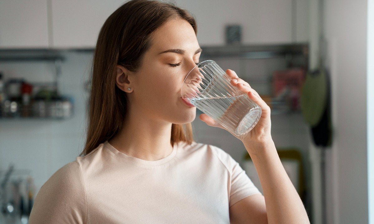 Uống nước trước khi ăn hay trong bữa ăn để giảm cân?