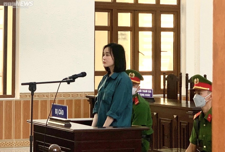 'Hotgirl' Tina Dương hầu tòa, ngoại hình thay đổi gây chú ý - Ảnh 2.