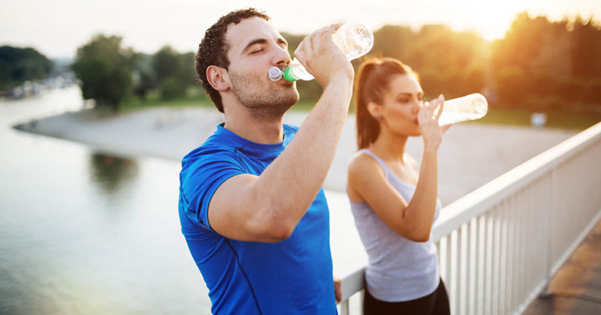 7 mẹo giúp bạn uống nhiều nước hơn trong mùa hè này - Ảnh 2.