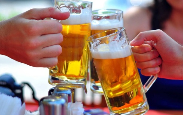 Mùa hè, uống bia cần tránh 4 sai lầm này vì sẽ tàn phá nội tạng khủng khiếp - Ảnh 2.
