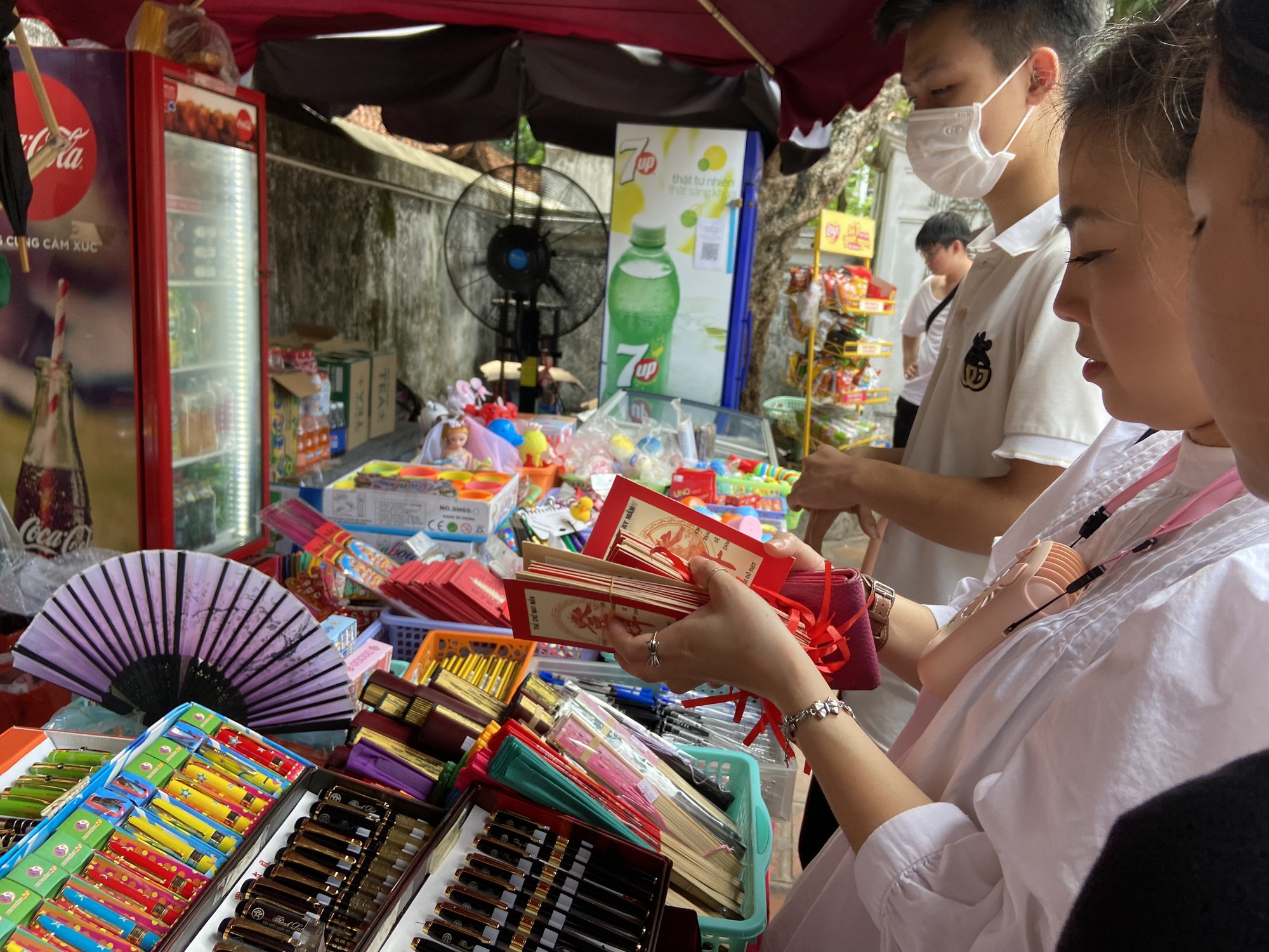 Cận ngày thi, sĩ tử &quot;nườm nượp&quot; đến Văn Miếu cầu may trước kỳ thi vào THPT - Ảnh 4.