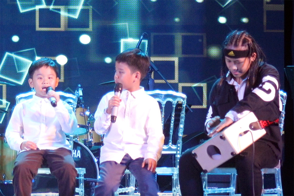 Ca sĩ Thanh Bùi khóc nức nở khi biểu diễn cùng 2 con trai - Ảnh 2.
