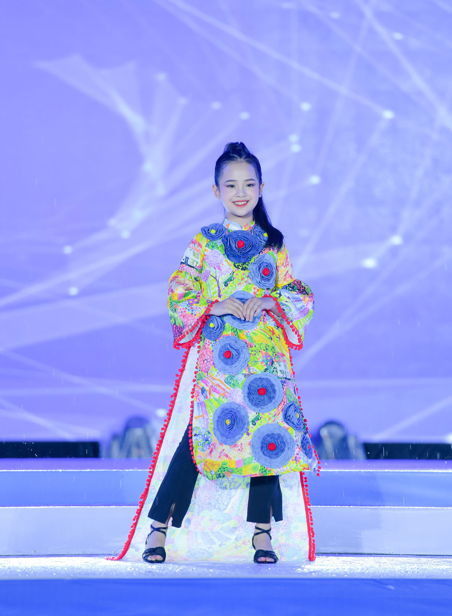 Đạo diễn Huy Lio táo bạo cắt áo của mình thiết kế áo dài cho mẫu nhí  - Ảnh 3.
