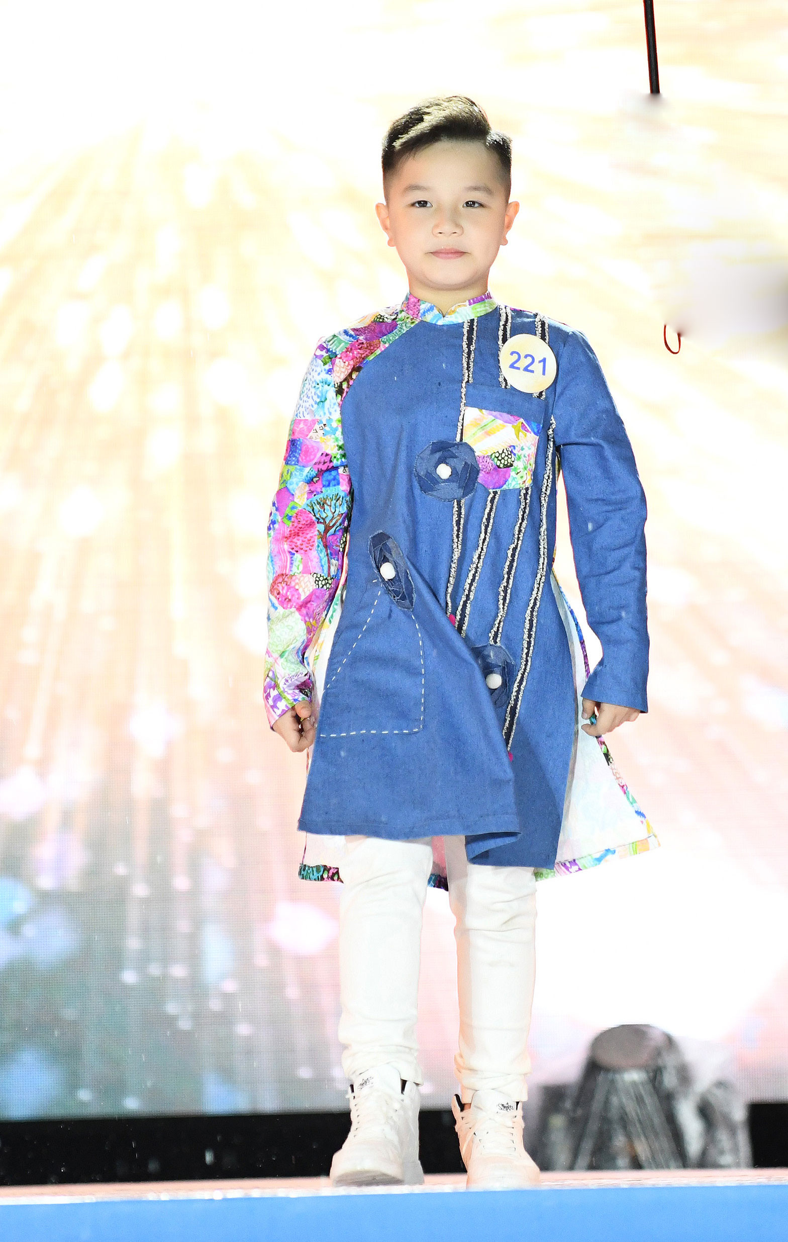 Đạo diễn Huy Lio táo bạo cắt áo của mình thiết kế áo dài cho mẫu nhí  - Ảnh 7.