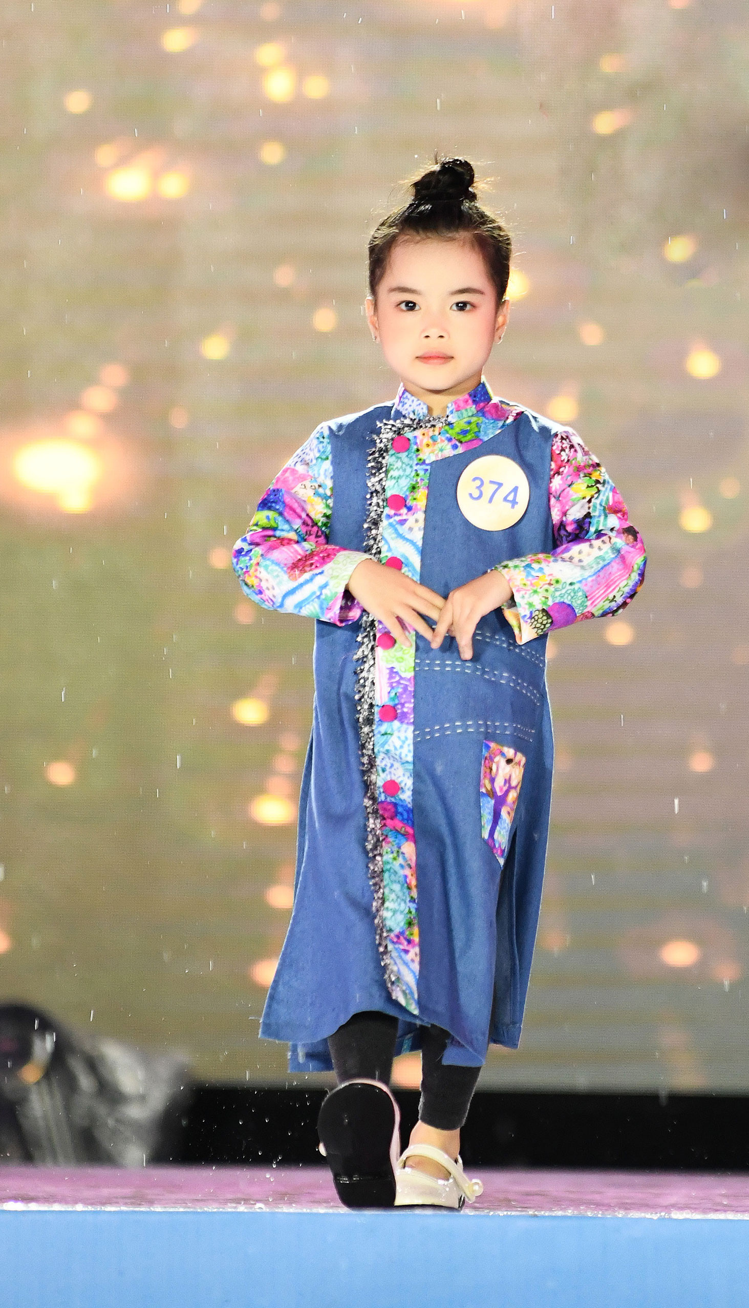 Đạo diễn Huy Lio táo bạo cắt áo của mình thiết kế áo dài cho mẫu nhí  - Ảnh 6.