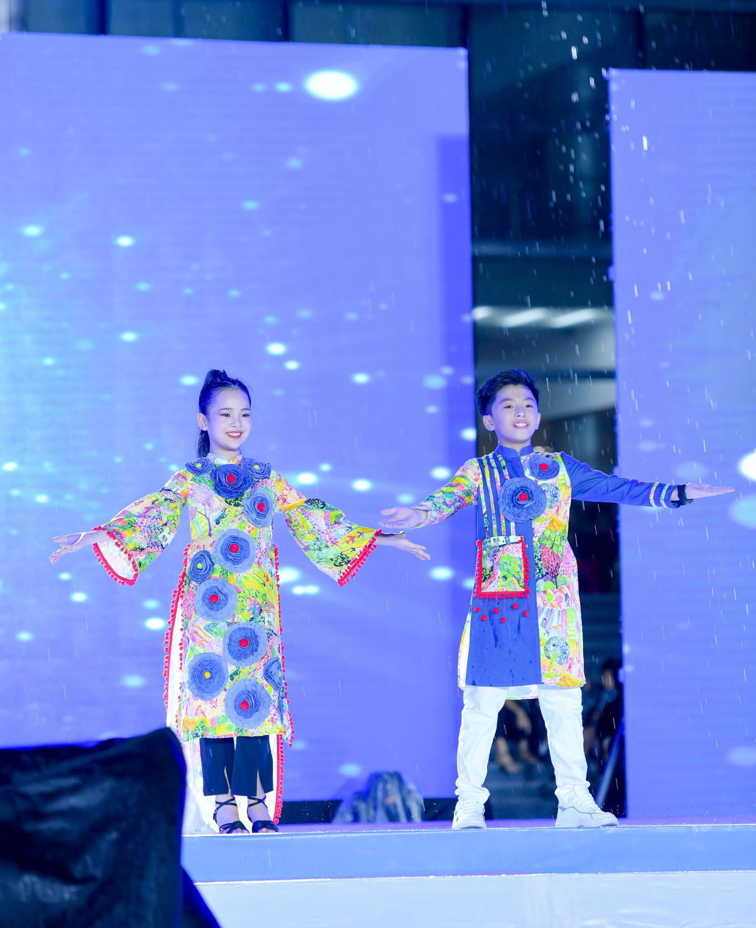 Đạo diễn Huy Lio táo bạo cắt áo của mình thiết kế áo dài cho mẫu nhí  - Ảnh 2.
