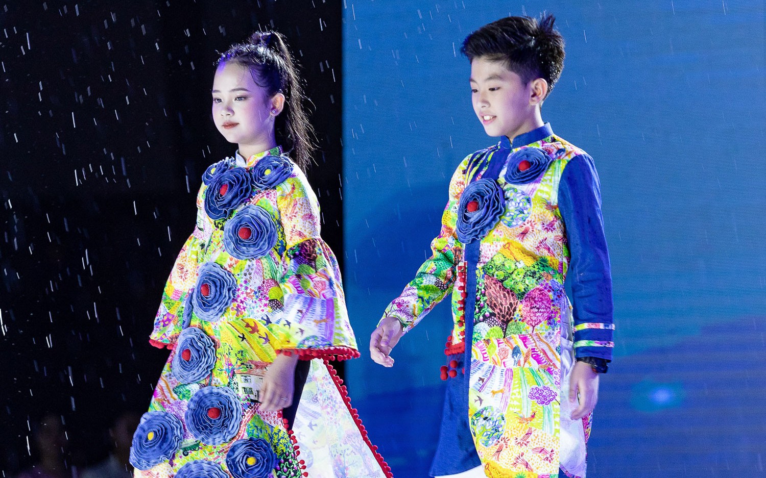 Hai mẫu nhí Nam Kha và Gia Bảo đã trình diễn chiếc áo dài đặc biệt 