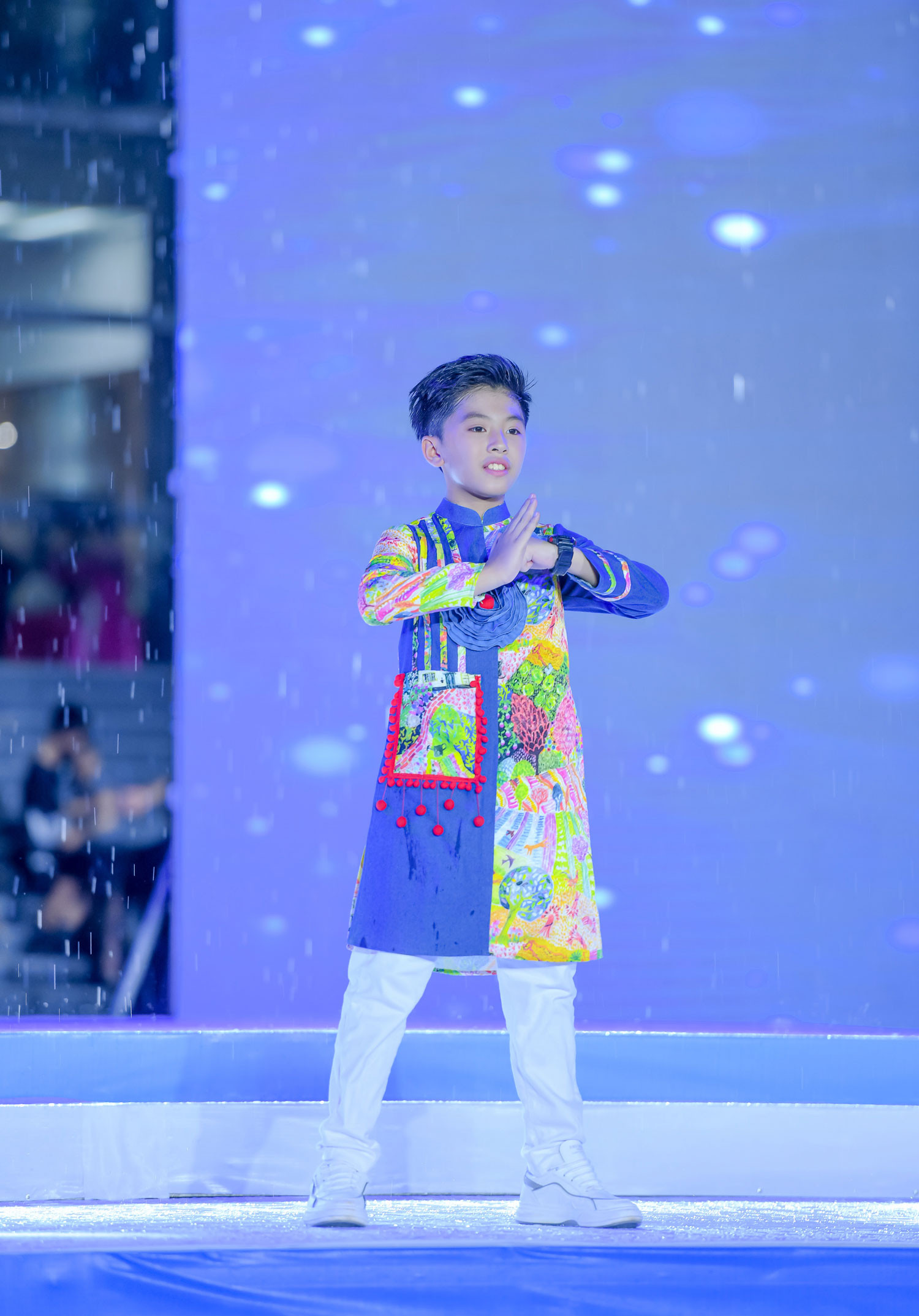 Đạo diễn Huy Lio táo bạo cắt áo của mình thiết kế áo dài cho mẫu nhí  - Ảnh 4.