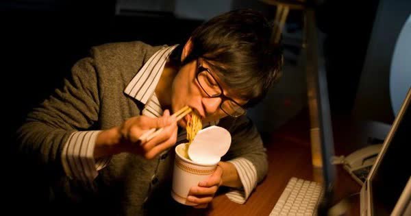 Nghiên cứu đại học Osaka chỉ ra kiểu ăn tối tăng 44% nguy cơ đột quỵ do xuất huyết não - Ảnh 1.