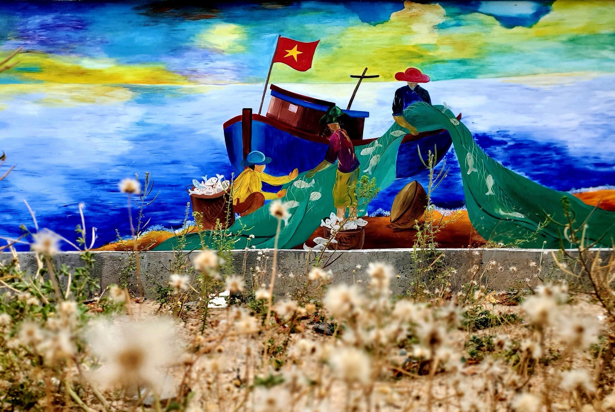 Bức tường tranh bích họa ven biển dài gần 1 km xác lập kỷ lục Việt Nam - Ảnh 3.
