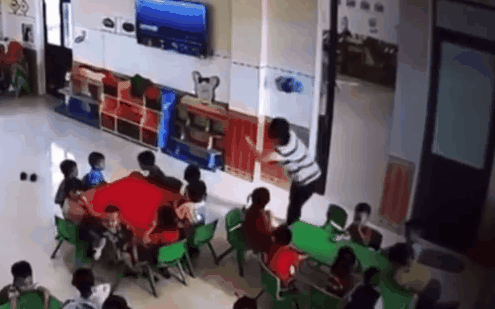 Video: Phẫn nộ cảnh nữ giáo viên kéo lê, liên tục đá vào bé gái tại trường mầm non
