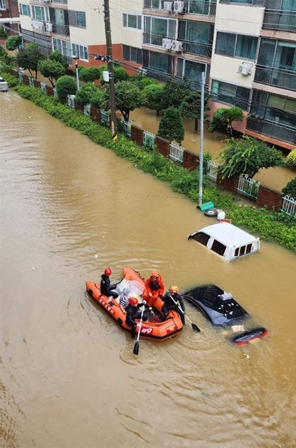 Mưa xối xả ở Hàn Quốc, ít nhất 22 người thiệt mạng - Ảnh 1.