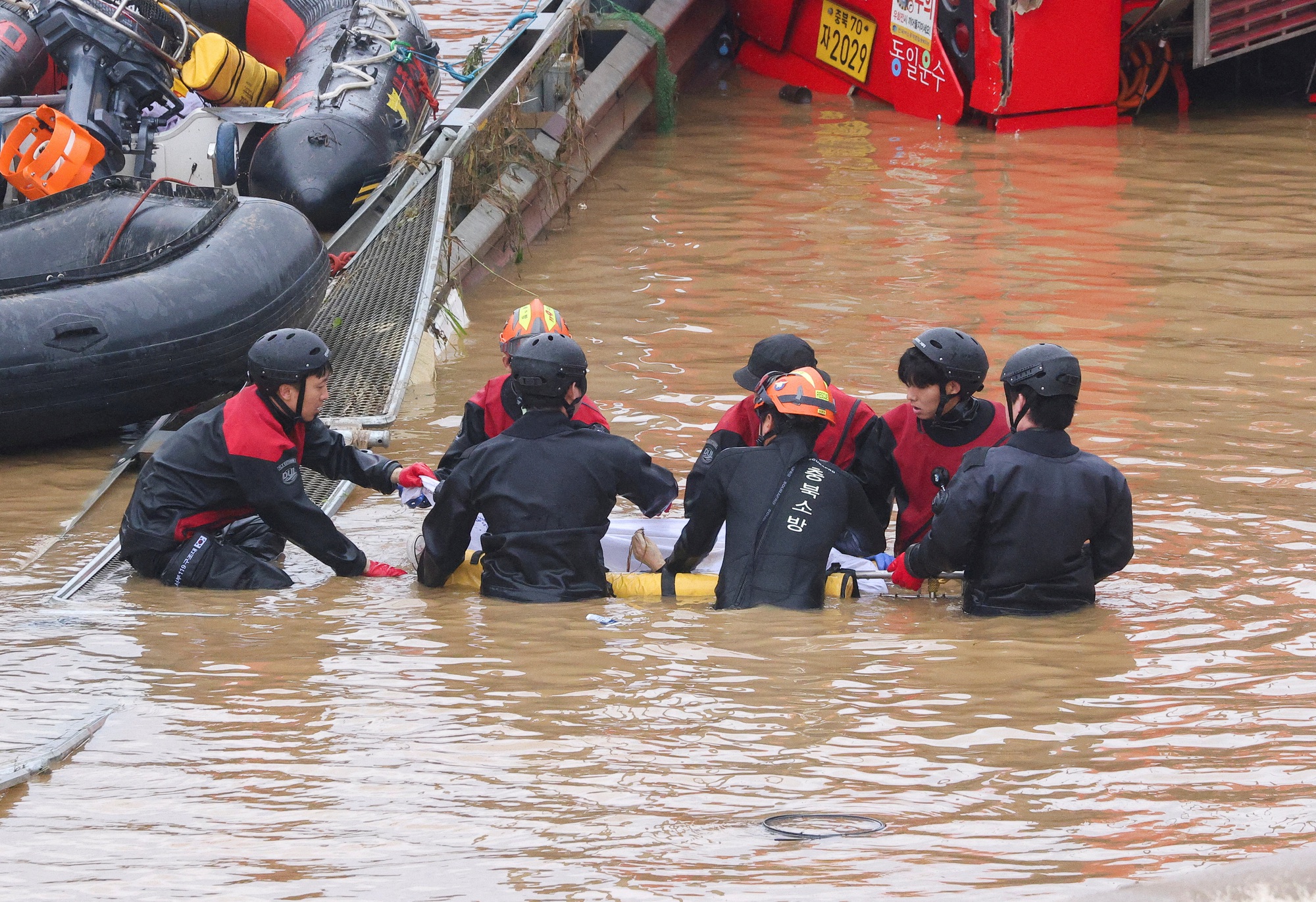 Vụ 13 thi thể trong hầm ngập nước ở Hàn Quốc: Xót xa cuộc gọi cuối trên xe buýt của 2 mẹ con - Ảnh 2.