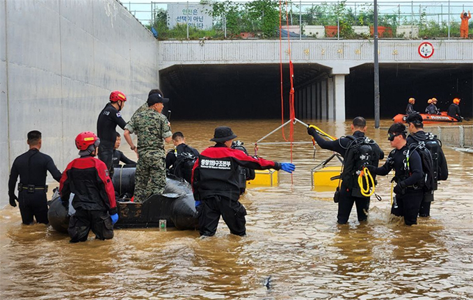 Tìm thấy 13 thi thể trong đường hầm ngập nước ở Hàn Quốc - Ảnh 2.