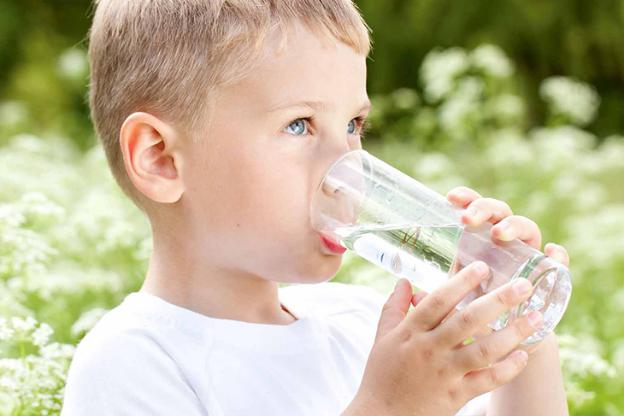 Bé 10 tuổi suýt mất mạng vì uống quá nhiều nước khi đi du lịch cùng gia đình, chuyên gia chỉ rõ uống nước có dấu hiệu này cần dừng ngay vì rất nguy hiểm - Ảnh 3.