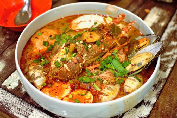 Lan Ngọc ghé 'quán mì tom yum ngon nhất Bangkok' - Ảnh 2.